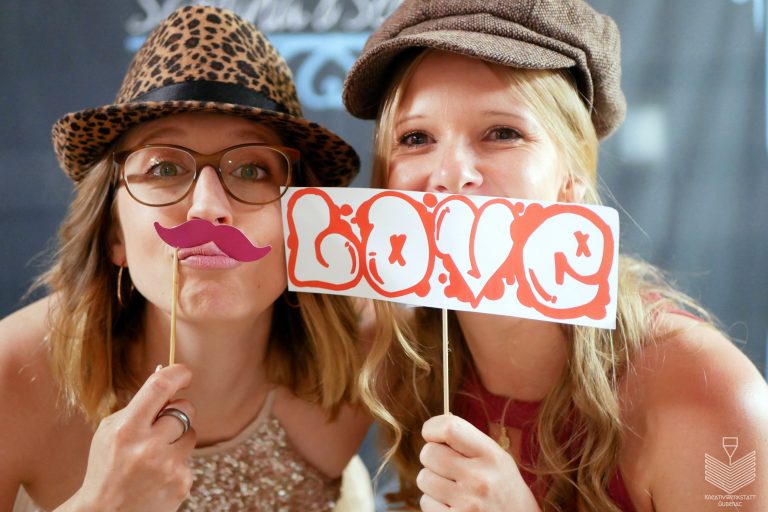 Fotobox sorgt für jede Menge Spaß auf Hochzeiten, Geburtstagen oder Firmenfeiern, inkl. Sofort-Ausdruck buchbar. Accesoieres sorgen für zusätzlichen Spaß. Zu mieten bei Kreativwerkstatt Guberac