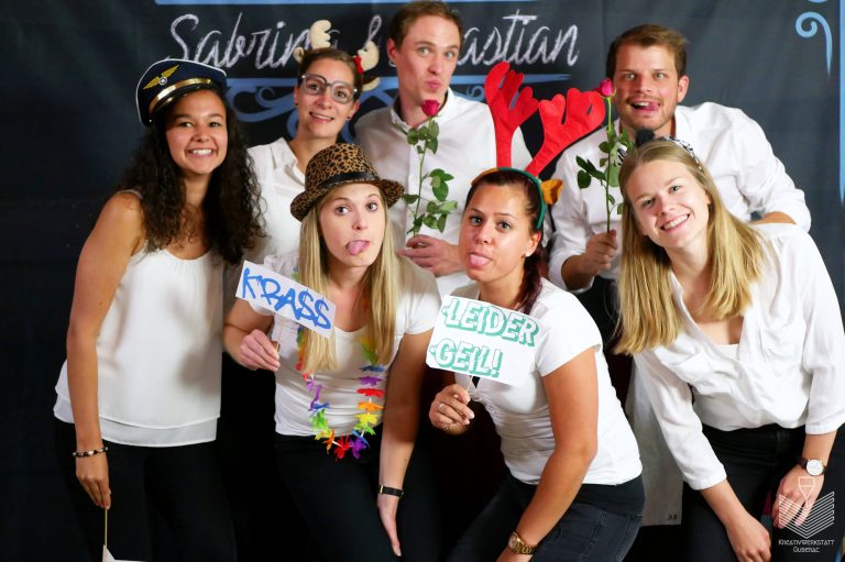 Fotobox mieten und zusätzlichen Spaß haben z.B. auf Hochzeit. Zu mieten bei Kreativwerkstatt Guberac