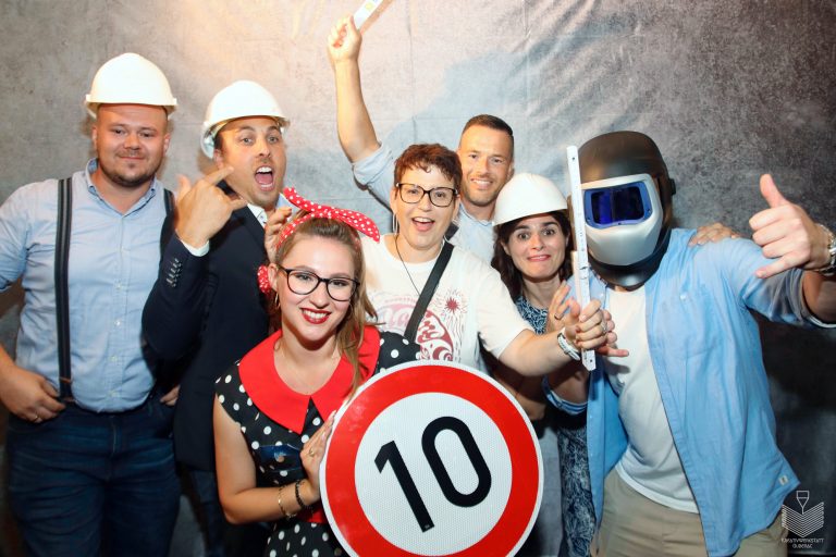 Fotobox mieten in Bühl, Baden und der Ortenau und zusätzlichen Spaß haben z.B. hier auf Firmenfeier. Zu mieten bei Kreativwerkstatt Guberac