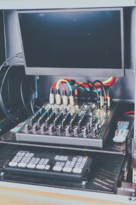 Die Streambox bietet ein perfektes Package für eure Videoaufnahmen und Livestreams. Sie enthält einen hochwertigen Digitalmischpult für Audio sowie einen Videomischpult von Black Magic, für das Livemischen von bis zu 4 Kameras. Ihr mietet euch die Streambox, schließt eure Videokamera, DSLR/M oder GoPro an und schon könnt ihr auf eine SD-Karte oder ein externes Laufwerk aufzeichnen. Ihr wollt Streamen? Schließt zusätzlich einen Laptop an, melden euch bei eurem Social-Media-Account an und los geht's.​ Ein Service von Kreativwerkstatt Guberac by Kreativwerkstatt Guberac
